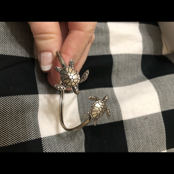 Sterling silver adjustable bracelet with a sea turtle. - Picture 2 of 2